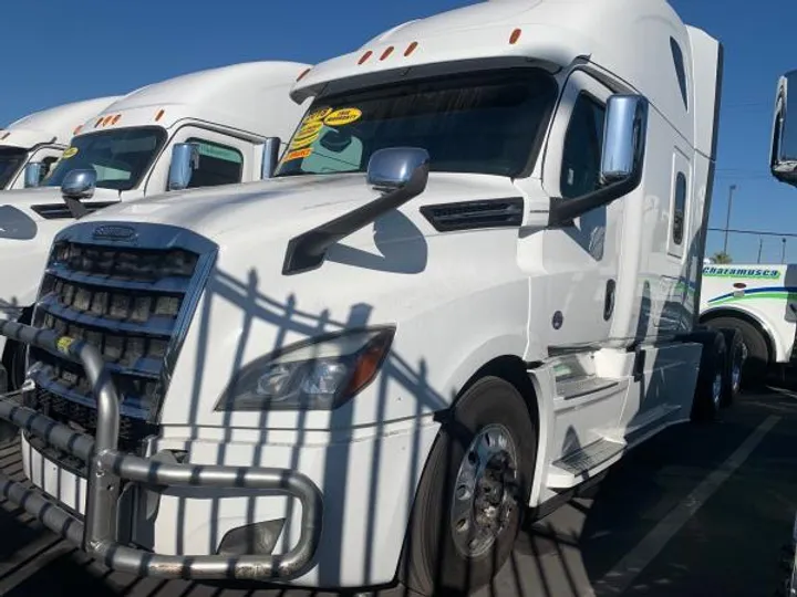 WHITE, 2018 FREIGHTLINER CASCADIA 126 Image 1