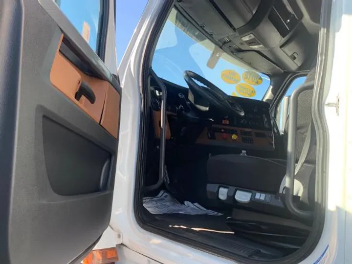 WHITE, 2018 FREIGHTLINER CASCADIA 126 Image 3