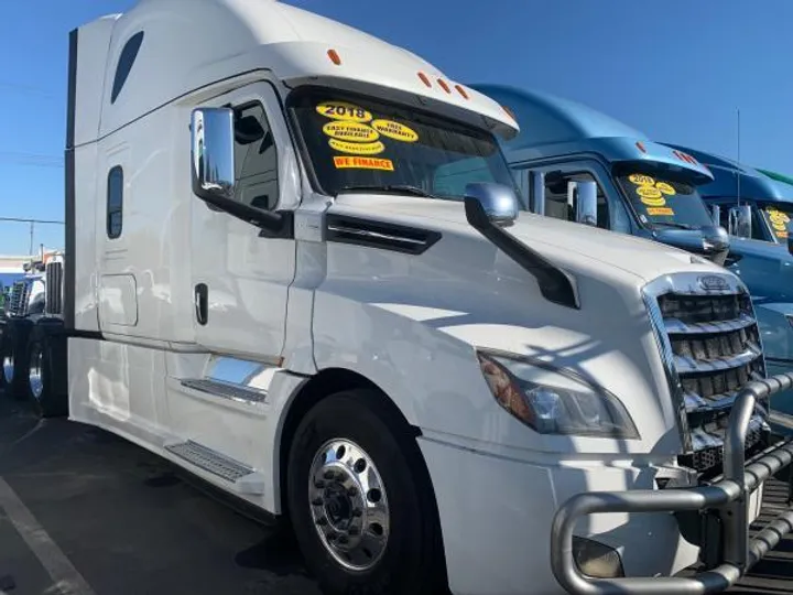 WHITE, 2018 FREIGHTLINER CASCADIA 126 Image 2