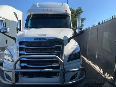 WHITE, 2019 FREIGHTLINER CASCADIA 126 Image 