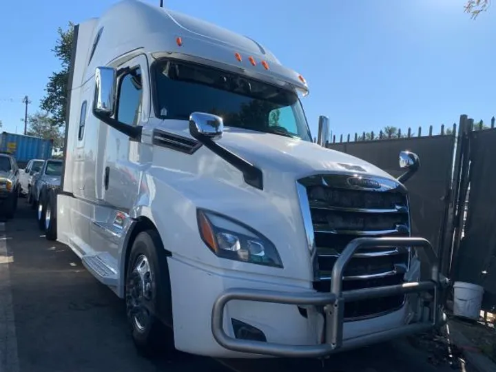 WHITE, 2019 FREIGHTLINER CASCADIA 126 Image 2