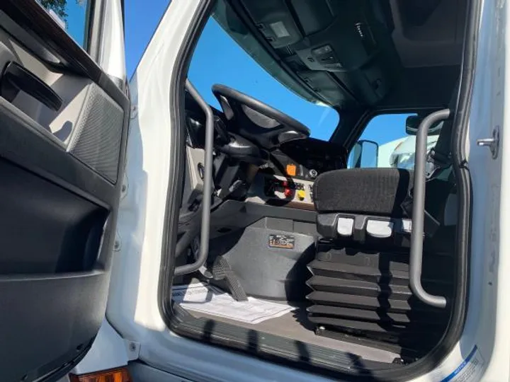 WHITE, 2019 FREIGHTLINER CASCADIA 126 Image 3