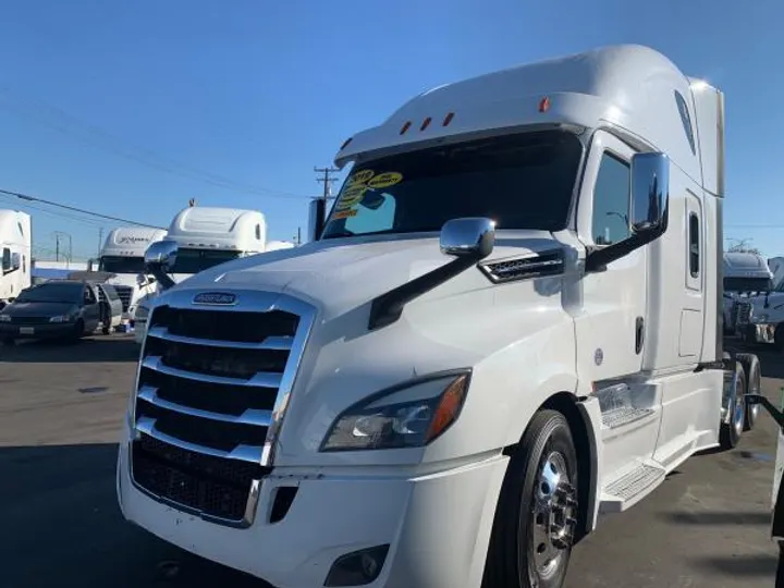 WHITE, 2019 FREIGHTLINER CASCADIA 126 Image 1