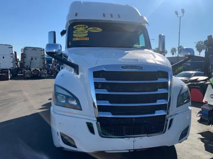 WHITE, 2019 FREIGHTLINER CASCADIA 126 Image 2