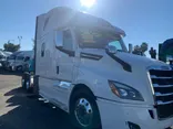 WHITE, 2019 FREIGHTLINER CASCADIA 126 Thumnail Image 3