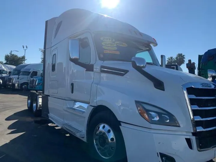 WHITE, 2019 FREIGHTLINER CASCADIA 126 Image 3