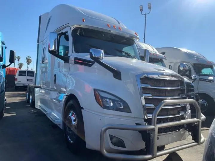 WHITE, 2018 FREIGHTLINER CASCADIA 126 Image 2