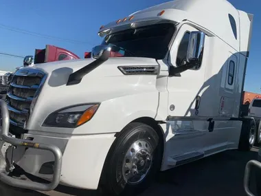 WHITE, 2018 FREIGHTLINER CASCADIA 126 Image 