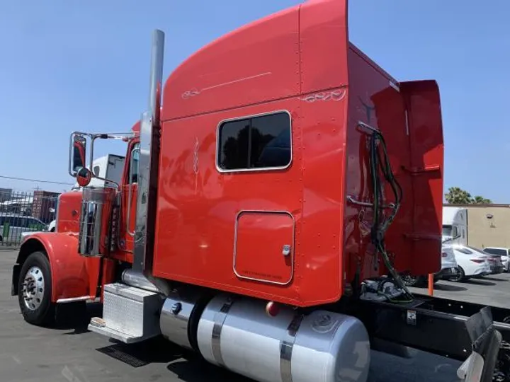 RED, 2016 PETERBILT 389 Image 3