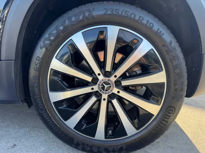 BLACK, 2021 MERCEDES-BENZ GLB Image 18