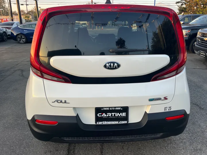 WHITE, 2021 KIA SOUL S Image 16