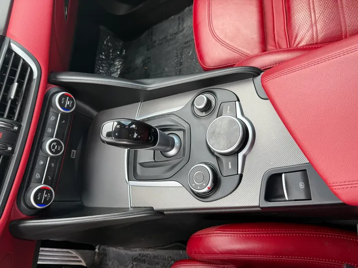 BLACK, 2019 ALFA ROMEO GIULIA Image 11