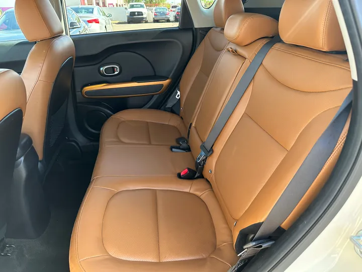 WHITE, 2016 KIA SOUL Image 10