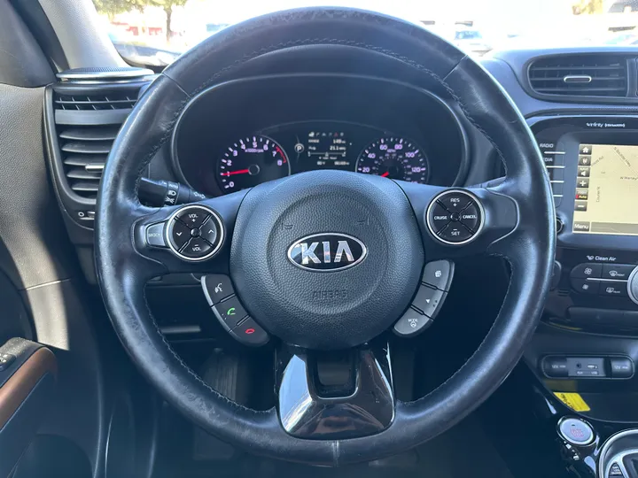 WHITE, 2016 KIA SOUL Image 12