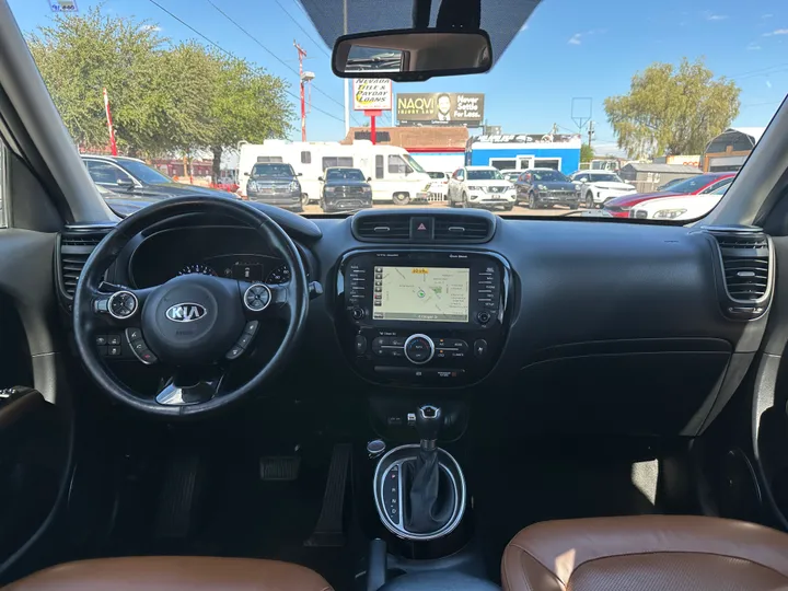 WHITE, 2016 KIA SOUL Image 17