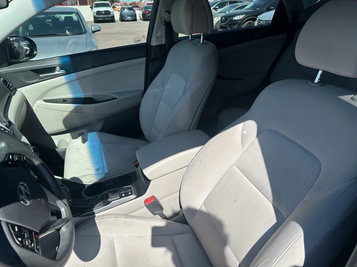 GRAY, 2017 HYUNDAI TUCSON Image 9