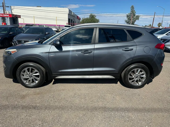 GRAY, 2017 HYUNDAI TUCSON Image 8