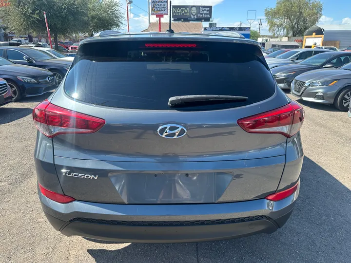 GRAY, 2017 HYUNDAI TUCSON Image 6