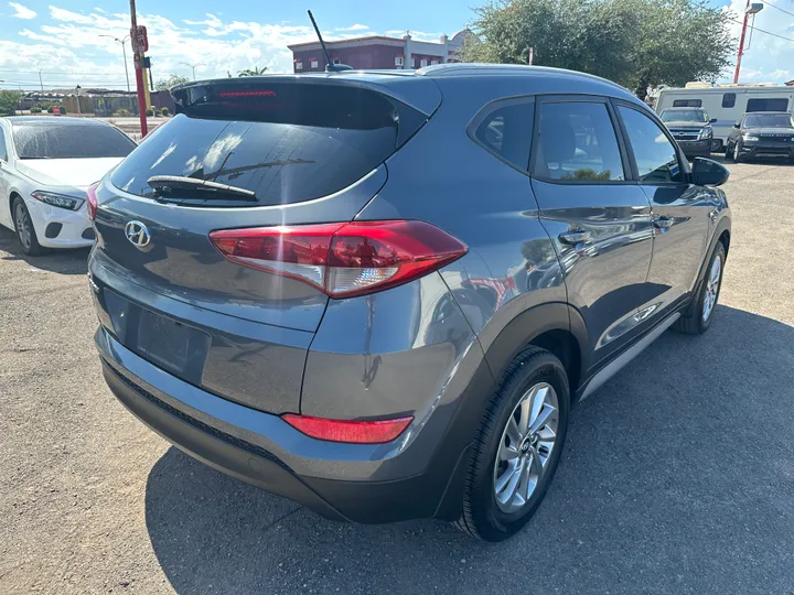 GRAY, 2017 HYUNDAI TUCSON Image 5