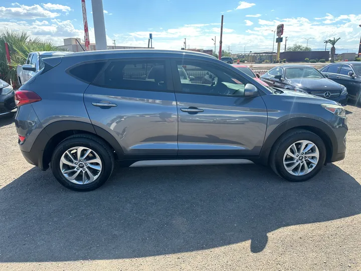 GRAY, 2017 HYUNDAI TUCSON Image 4