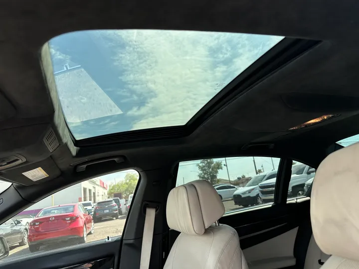 WHITE, 2015 BMW 7 SERIES Image 15