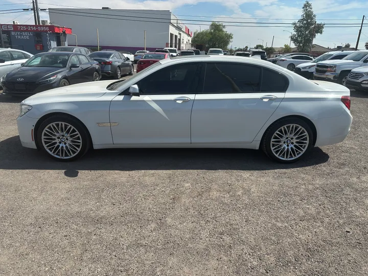 WHITE, 2015 BMW 7 SERIES Image 8