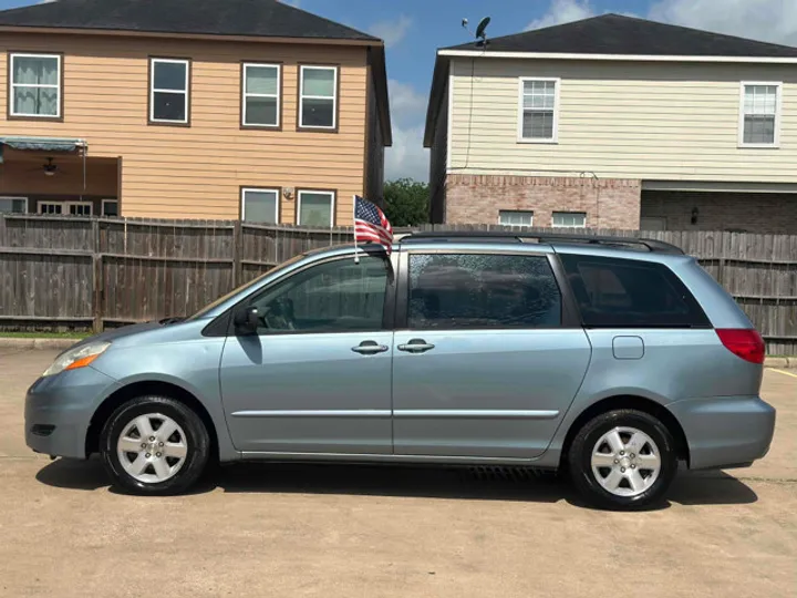 BLUE, 2006 TOYOTA SIENNA Image 3