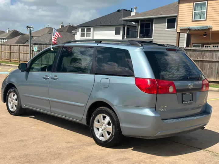 BLUE, 2006 TOYOTA SIENNA Image 9