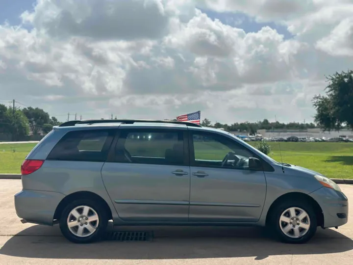 BLUE, 2006 TOYOTA SIENNA Image 10