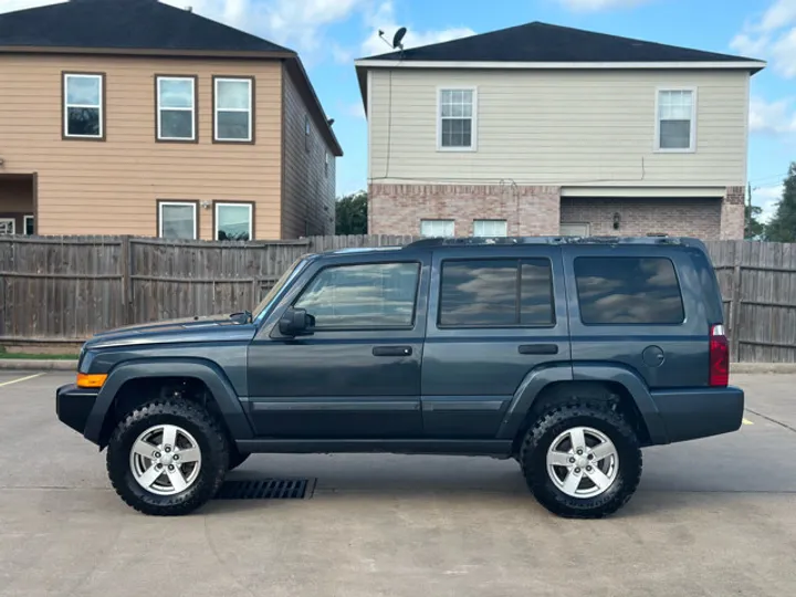 BLUE, 2006 JEEP COMMANDER Image 2