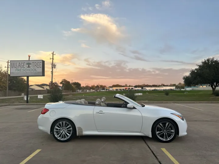 WHITE, 2011 INFINITI G CONVERTIBLE Image 2