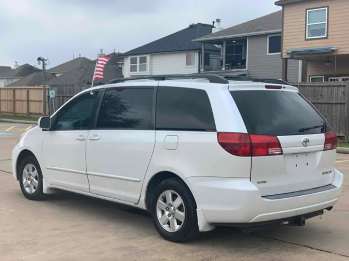 WHITE, 2005 TOYOTA SIENNA Image 2