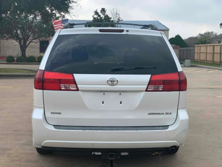 WHITE, 2005 TOYOTA SIENNA Image 4