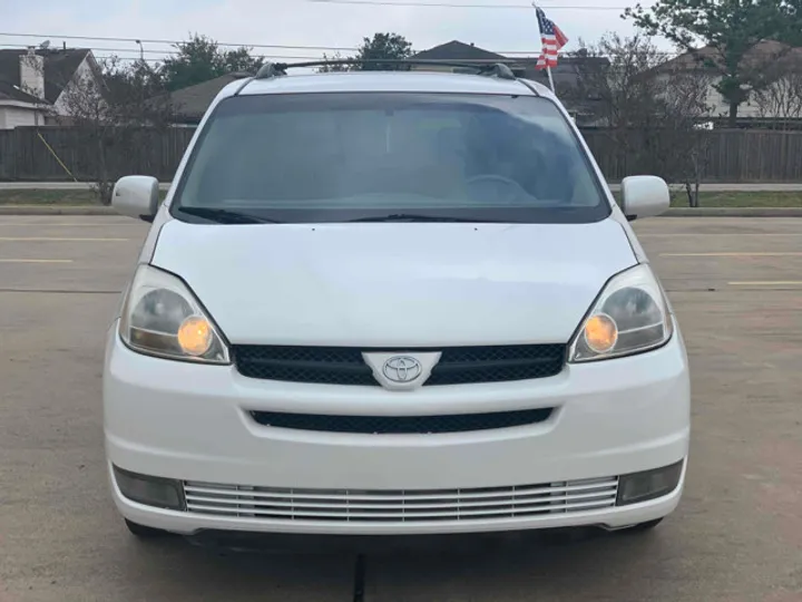 WHITE, 2005 TOYOTA SIENNA Image 5