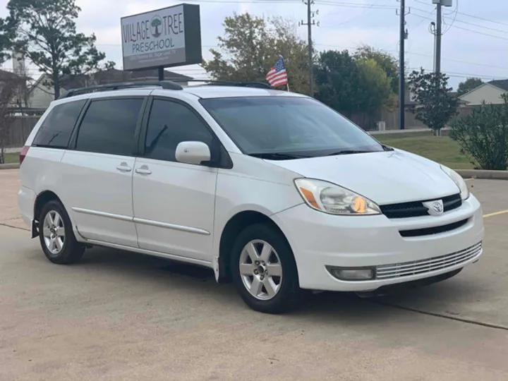 WHITE, 2005 TOYOTA SIENNA Image 7