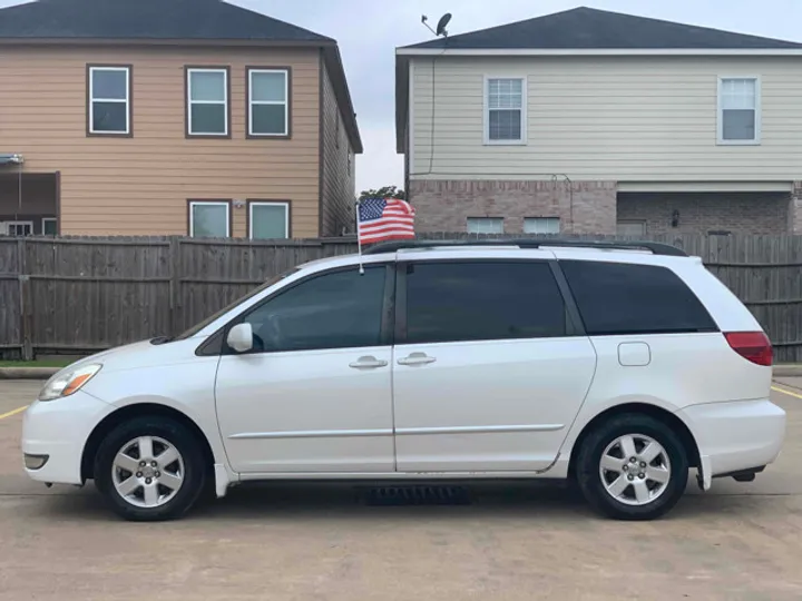 WHITE, 2005 TOYOTA SIENNA Image 10