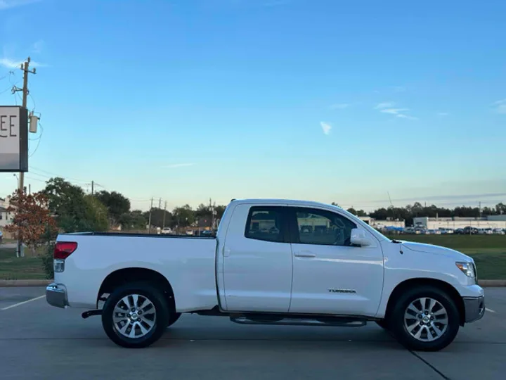 WHITE, 2011 TOYOTA TUNDRA Image 3