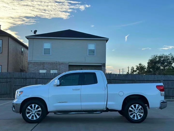 WHITE, 2011 TOYOTA TUNDRA Image 4