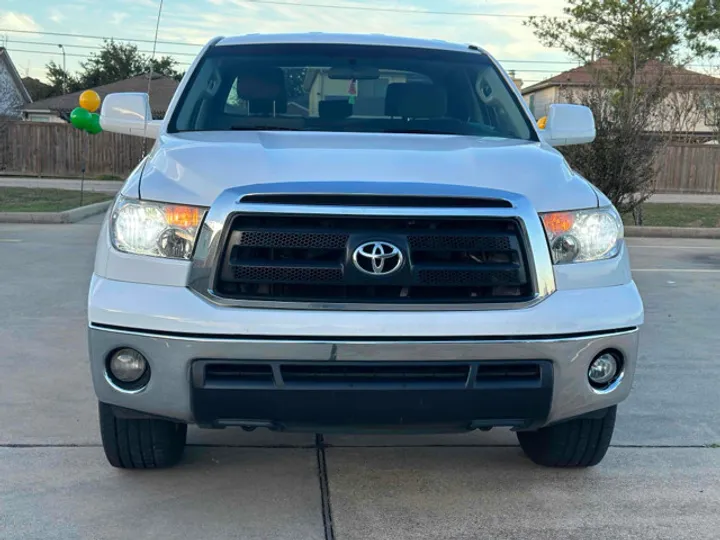 WHITE, 2011 TOYOTA TUNDRA Image 6