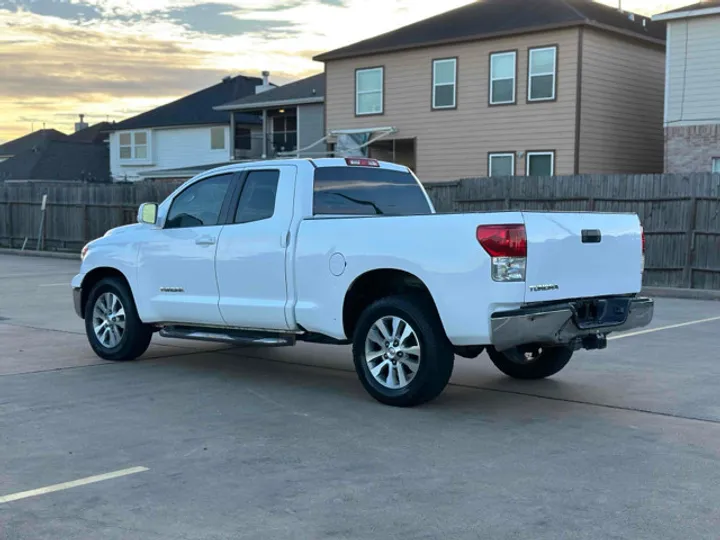 WHITE, 2011 TOYOTA TUNDRA Image 10