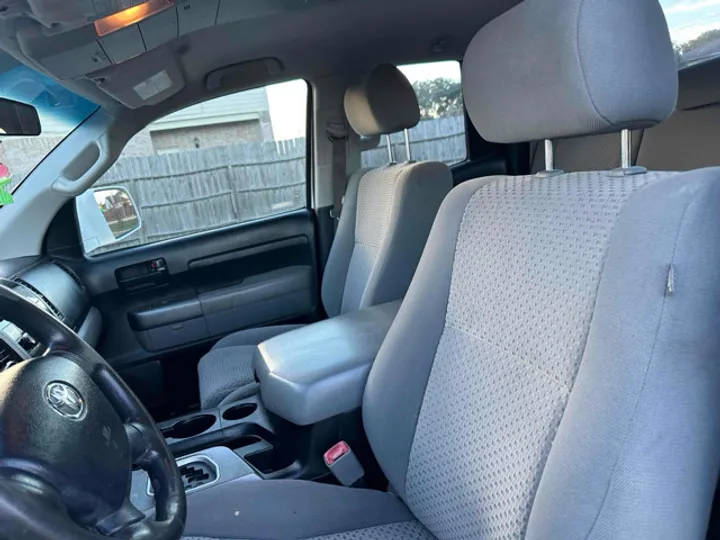 WHITE, 2011 TOYOTA TUNDRA Image 11