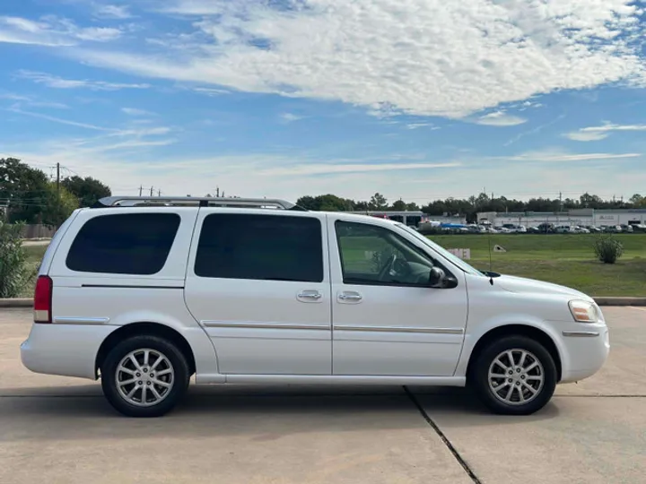 WHITE, 2005 BUICK TERRAZA Image 12