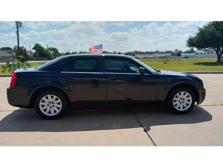 BLACK, 2008 CHRYSLER 300 Image 4