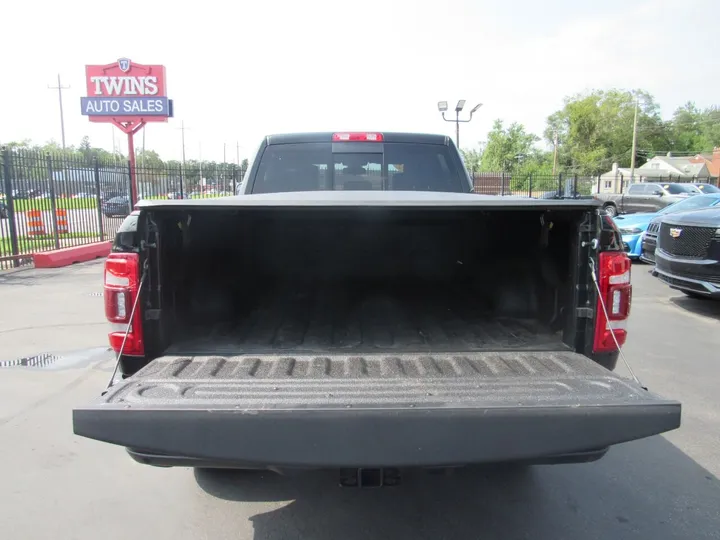 BLACK, 2022 RAM 3500 Image 21