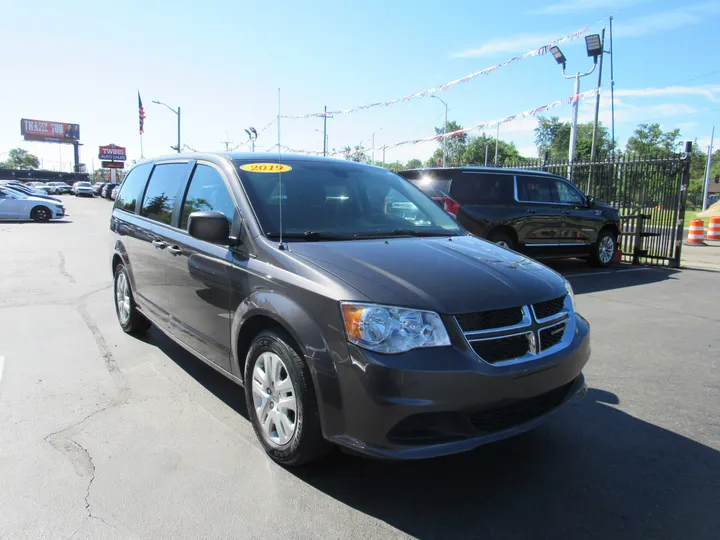 GREY, 2019 DODGE GRAND CARAVAN PASSENGER Image 4