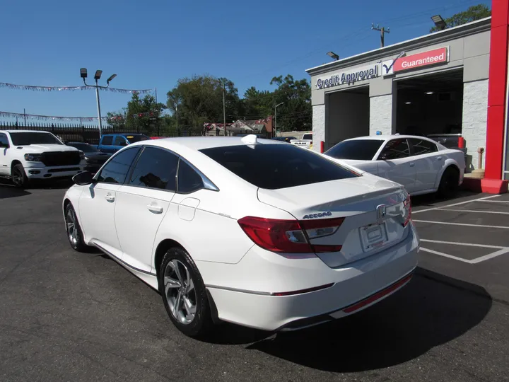 WHITE, 2018 HONDA ACCORD Image 2