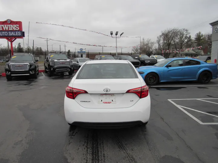 WHITE, 2019 TOYOTA COROLLA Image 3