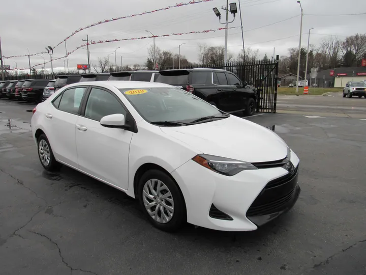 WHITE, 2019 TOYOTA COROLLA Image 5