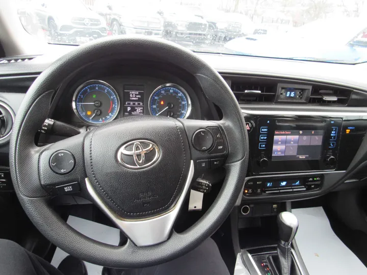 WHITE, 2019 TOYOTA COROLLA Image 8