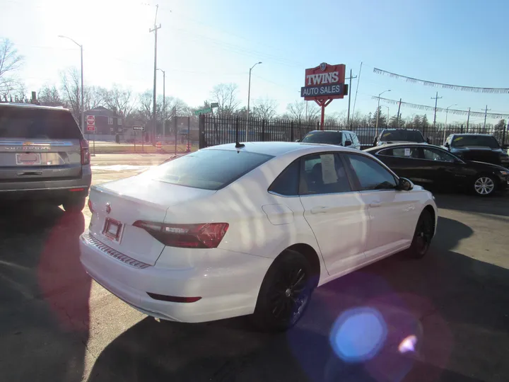 WHITE, 2020 VOLKSWAGEN JETTA Image 4